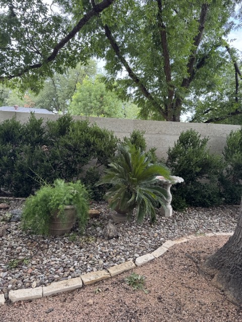 Finished wall with gravel landscaping and stone edging